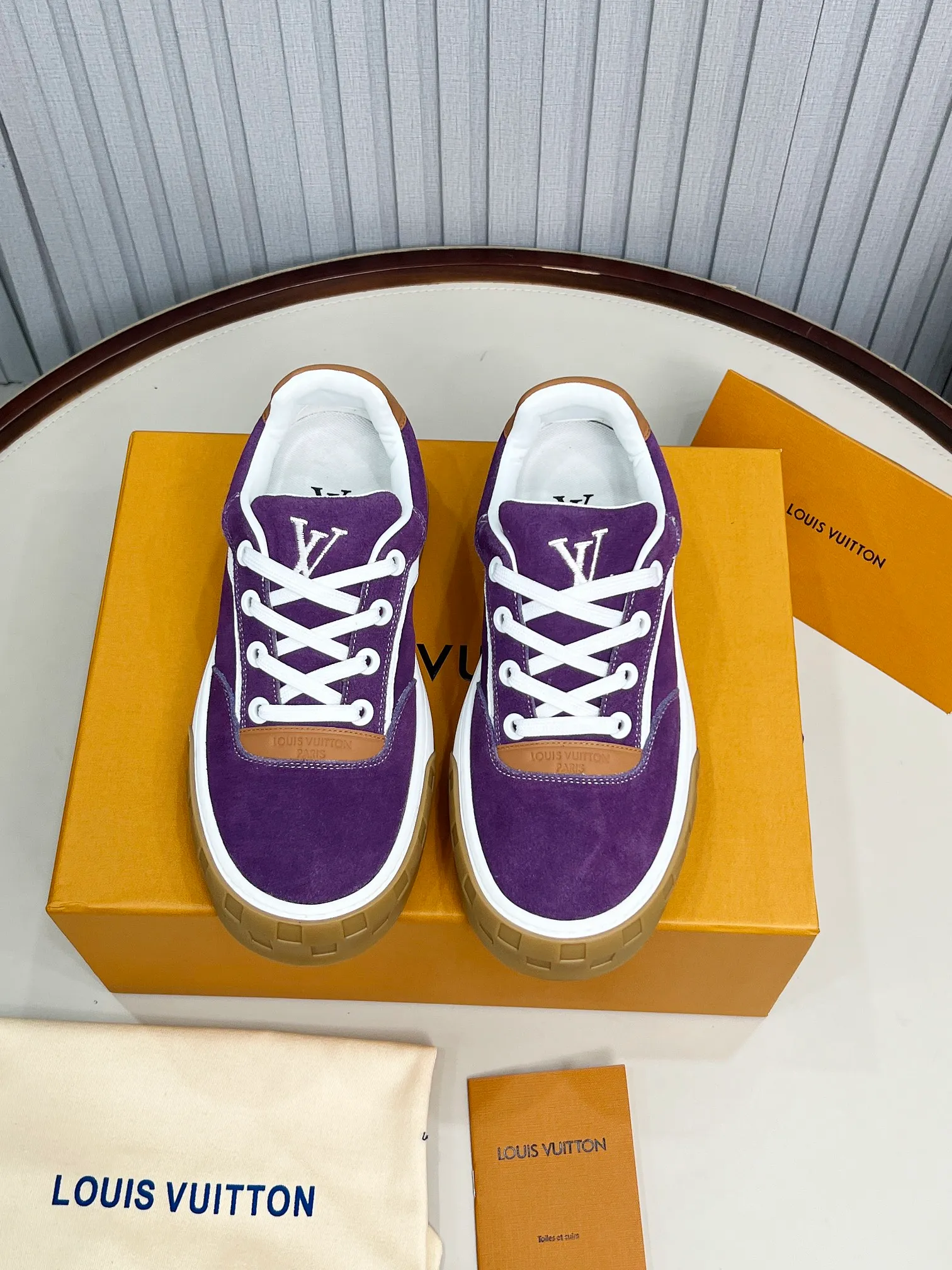 p620💰Men's shoes ❤️❤️❤️Top version LV-Louis Vuitton-Classic catwalk new style Air glue process·Original 1:1 development and reproduction! ! The upper foot is very comfortable. It is made of luxurious materials and fine workmanship. The midsole is printed with English letters "Made in Europe". The upper is made of calfskin imported from Italy. The side is decorated with the brand's LOGO and signature. The latest latex foot pads and mesh lining make the foot feel super comfortable. The original two-color TPU combination outsole is specially provided by the original factory. Bag technology Goodyear stitched edges Fabric: Exclusive custom first-layer cowhide Accessories: Exclusive private model Vuitton logo, lining: Customized silk mesh lining - first-layer silk cowhide lining Outsole: TPU combination outsole wear-resistant, non-slip and anti-yellowing Foot pads: new latex pads-mesh sweat-absorbent Counter technology: fully computerized sewing machine wire drawing Toe box back cover Hot and cold shaping Full set of pull-top last with medium and low logo pattern Code number 39-45